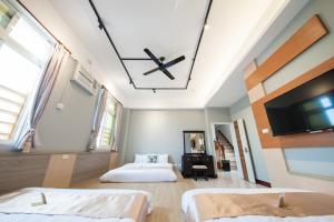 Postel nebo postele na pokoji v ubytování D.C. Inn