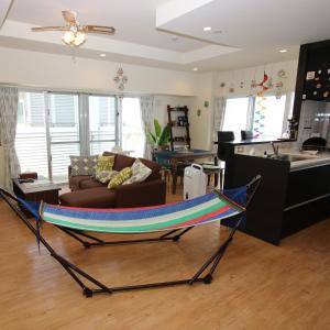 una hamaca en el medio de una sala de estar en Alaha Blue Resort 6F -SEVEN Hotels and Resorts-, en Chatan