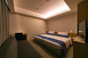 Llit o llits en una habitació de Naha Tokyu REI Hotel