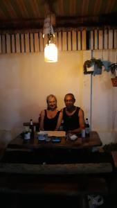 Green Teak House في بانكوك: رجل وامرأة يجلسون على طاولة