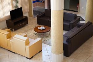 Apucarana Palace Hotel في أبوكارانا: إطلالة علوية لغرفة معيشة بها كنب وتلفزيون