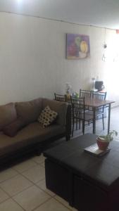 sala de estar con sofá y mesa en Casa Valle Dorado SJR Fam, en San Juan del Río