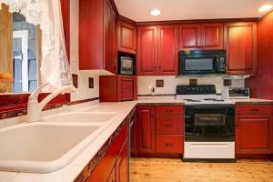 Kuchyň nebo kuchyňský kout v ubytování Snowdrift Peak 203 Condo