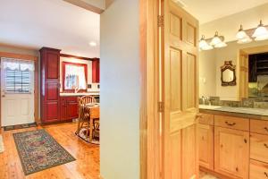 Kuchyň nebo kuchyňský kout v ubytování Snowdrift Peak 203 Condo