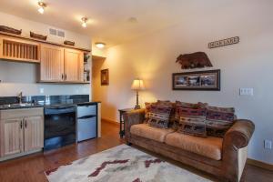 un soggiorno con divano e una cucina di Lookout Mountain 27B Condo a Estes Park