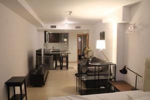 阿利坎特的住宿－Sunny Apartments, Historical Centre Alicante，带沙发的客厅和用餐室