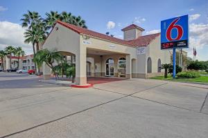 een tankstation met een bord ervoor bij Motel 6-Edinburg, TX in Edinburg