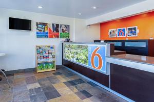 Televiisor ja/või meelelahutuskeskus majutusasutuses Motel 6 Pendleton, OR - West