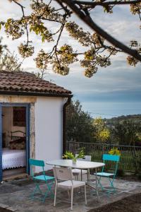 einen Tisch und Stühle auf einer Terrasse mit einem Bett in der Unterkunft Apartments Novka in Izola