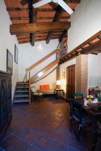 スヴェレートにあるPoggetto Masinoのリビングルーム(階段、テーブル、椅子付)