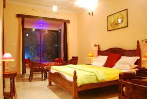 1 dormitorio con cama y ventana con luces moradas en Pratapgarh Haveli, en Bundi