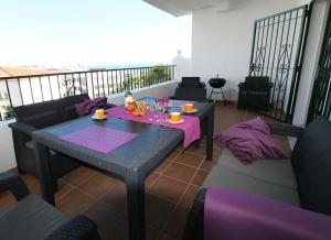 een kamer met een tafel en stoelen en een balkon bij Rancho Miraflores, apartment near Malaga and Marbella, great views in Mijas Costa