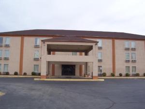 un gran edificio con un estacionamiento delante de él en Americas Best Value Inn Evansville East, en Evansville