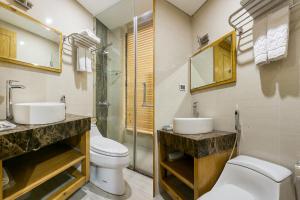ホーチミン・シティにあるThe Blue Airport Hotelのバスルーム(洗面台2台、トイレ付) +25枚の写真