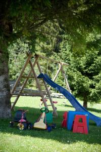 un parque infantil con coloridos equipos de juego en el césped en Landhaus Manuela & Haus Michael, en Leutasch