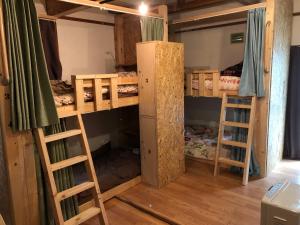 Двох'ярусне ліжко або двоярусні ліжка в номері Guest House Yasube