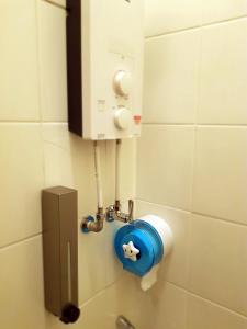 um dispensador de papel higiénico azul na casa de banho em Tas 96 Inn em Kuantan