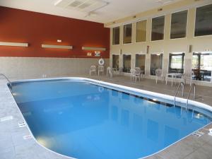 Bazén v ubytování Ramada by Wyndham Springfield North nebo v jeho okolí