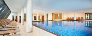 The swimming pool at or close to Das Alpenhaus Kaprun inkl Zell am See-Kaprun Sommerkarte