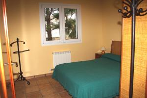 a bedroom with a bed and a window at Chalet con piscina privada en zona tranquila de Cambrils in Cambrils