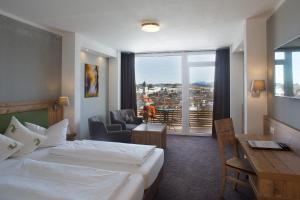 Postel nebo postele na pokoji v ubytování Hotel Nesselwanger Hof