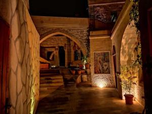 um corredor com um arco num edifício de pedra em Arif Cave Hotel em Goreme