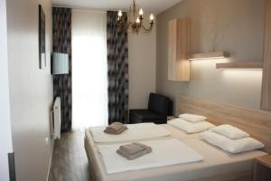 A bed or beds in a room at Polus Pension
