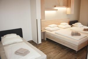 A bed or beds in a room at Polus Pension