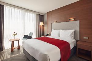 Ramada Encore by Wyndham Gimpo Han River Hotel客房内的一张或多张床位