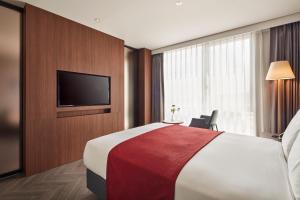 Ramada Encore by Wyndham Gimpo Han River Hotel的电视和/或娱乐中心