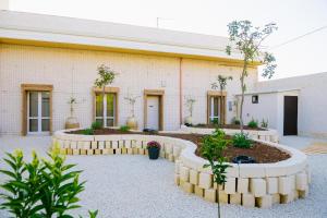 un edificio con cortile alberato e piante di Ciatu Miu a Noto