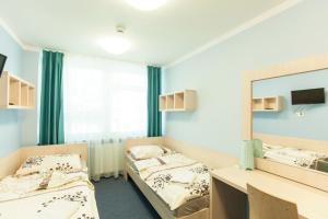 Habitación con 2 camas y espejo. en Strumyk, en Cracovia