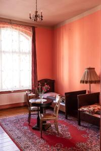 a living room with a table and a bed at Hostel, Pokoje gościnne Mleczarnia - Ozonowane in Wrocław
