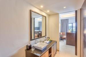 y ba&ntilde;o con lavabo y espejo. en Camar Resort Langkawi, en Pantai Cenang