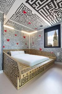 a bedroom with a bed with a patterned ceiling at JO&JOE Paris Gentilly - Auberge de Jeunesse in Gentilly