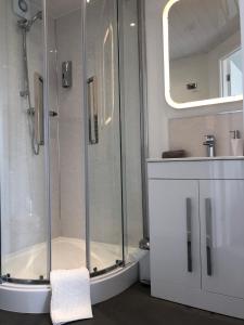 Threlkeld的住宿－The Bungalows Guesthouse，带淋浴和盥洗盆的浴室