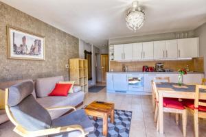Kuchyňa alebo kuchynka v ubytovaní Rubin Apartamenty Mozaika centrum taras + 17 fotografií