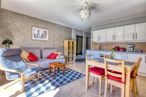 Kuchyňa alebo kuchynka v ubytovaní Rubin Apartamenty Mozaika centrum taras