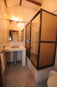 Ett badrum på Hostal Recoleta Sur