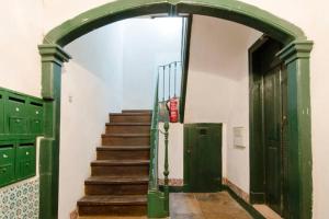 リスボンにあるApartments Alfama Lisbon centerの緑のドアと階段のある建物の入口