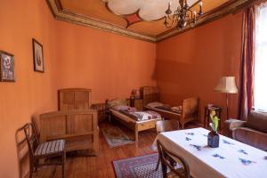 salon z pomarańczowymi ścianami i drewnianymi meblami w obiekcie Hostel, Pokoje gościnne Mleczarnia - Ozonowane we Wrocławiu