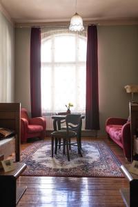 uma sala de estar com uma mesa e uma janela em Hostel, Pokoje gościnne Mleczarnia - Ozonowane em Breslávia