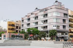 エル・メダノにあるCentro Médano Playa Grandeの白い大きな建物(階段付)