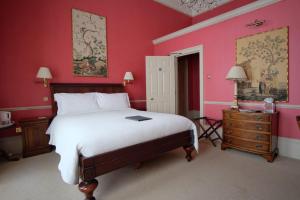 Una cama o camas en una habitación de Dukes Bath