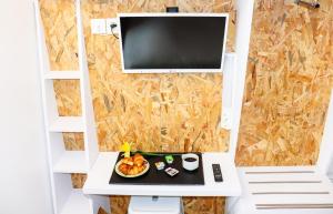 a table topped with a microwave and a plate of food at Hoteleco Sud Agen Autoroute in Le Passage