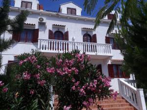 Κήπος έξω από το villa Adriana apartments