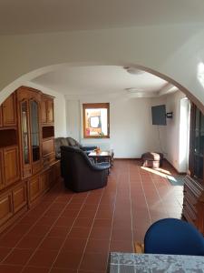 ein Wohnzimmer mit einem Sofa und einem Tisch in der Unterkunft Ferienhaus Schiffer in Göttingen