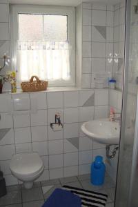 Bilik mandi di Ferienwohnung Weiser
