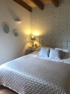 A bed or beds in a room at Ses llimoneres