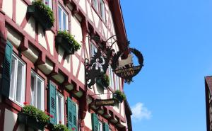 un edificio con letreros en el costado en Hotel & Restaurant Lamm, en Mosbach